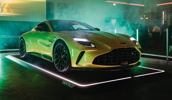 Präsentation des neuen Aston Martin Vantage in Ulm: Sportwagen-Legende trifft auf Sensations-Münze